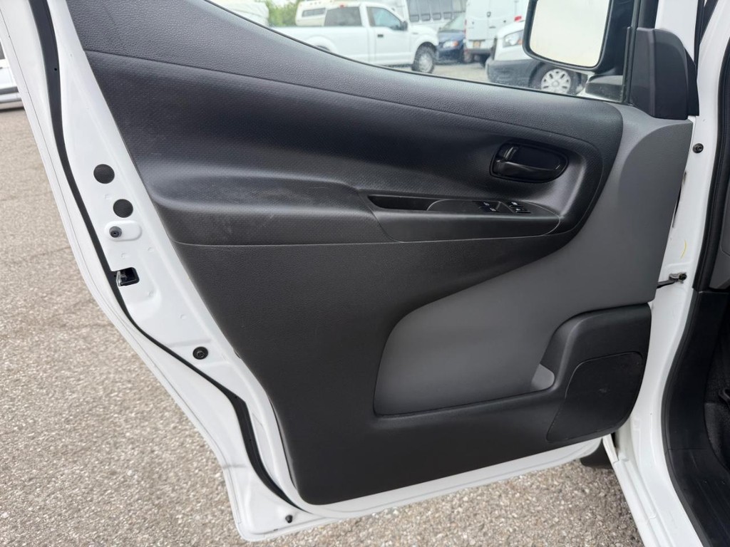 Nissan NV200 Vehicle Full-screen Gallery Image 24