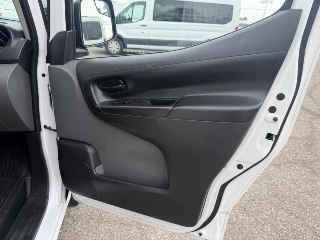Nissan NV200 Vehicle Full-screen Gallery Image 26