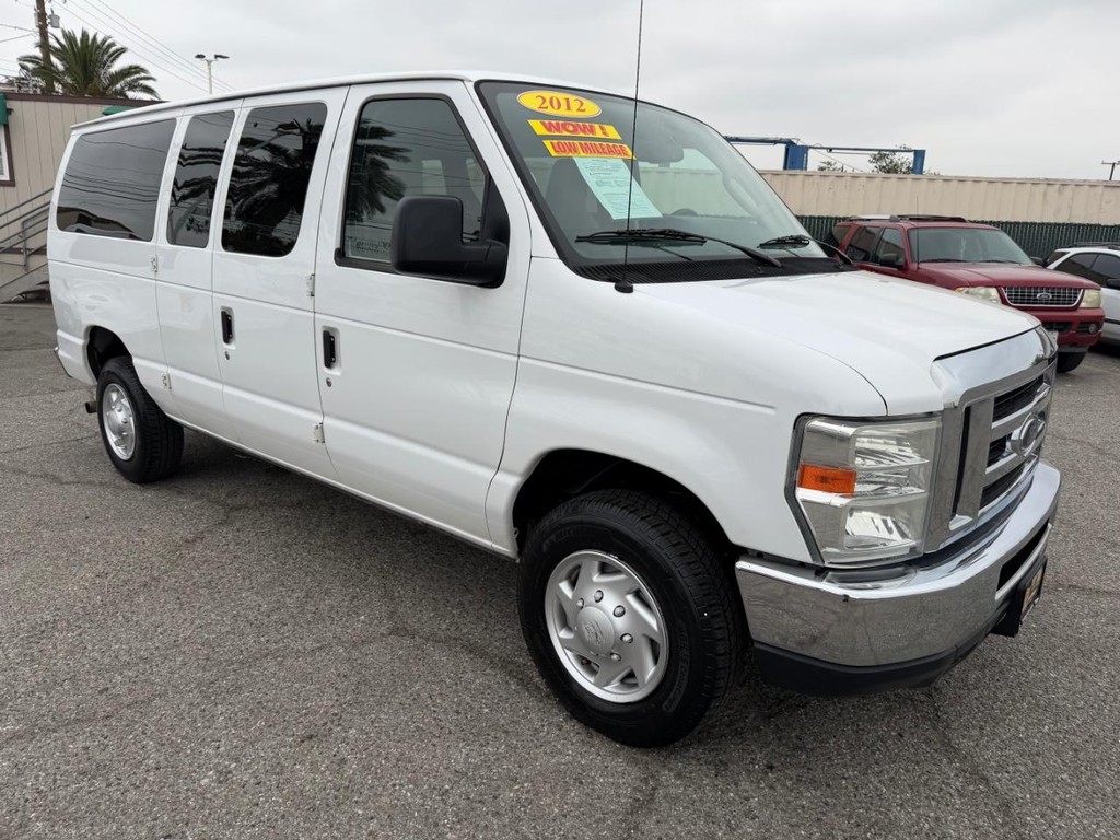 Ford E-350 XLT 12 Passenger Van Vehicle Full-screen Gallery Image 03