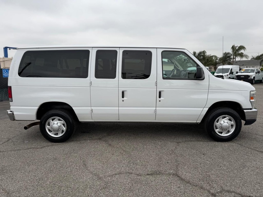 Ford E-350 XLT 12 Passenger Van Vehicle Full-screen Gallery Image 05