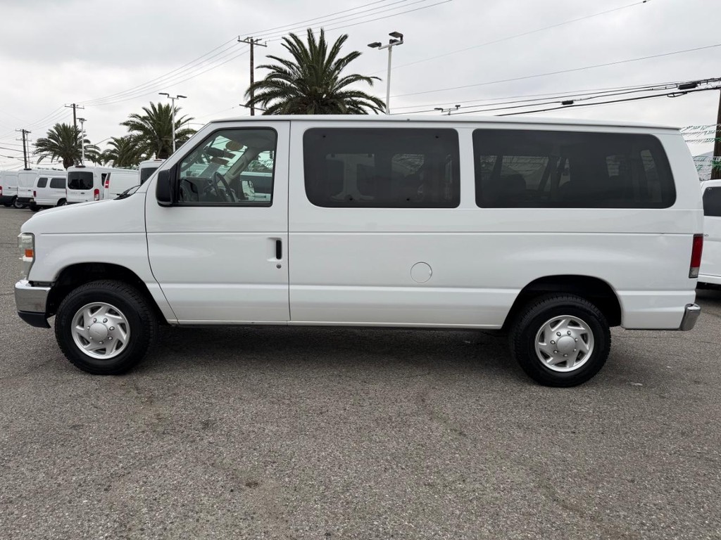 Ford E-350 XLT 12 Passenger Van Vehicle Full-screen Gallery Image 11