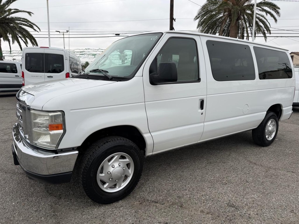 Ford E-350 XLT 12 Passenger Van Vehicle Full-screen Gallery Image 12