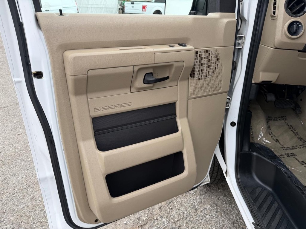 Ford E-350 XLT 12 Passenger Van Vehicle Full-screen Gallery Image 15