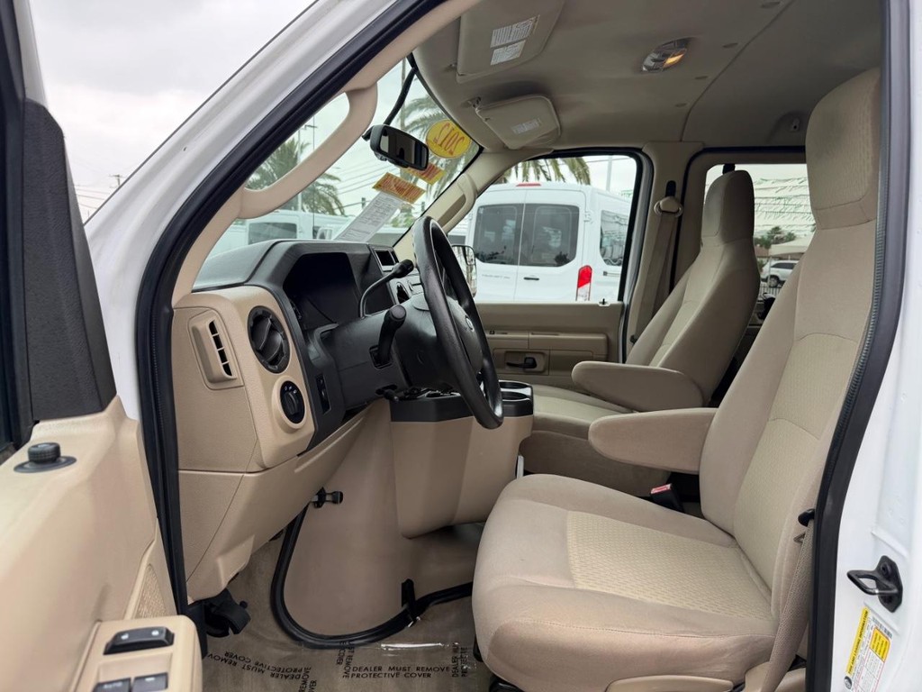 Ford E-350 XLT 12 Passenger Van Vehicle Full-screen Gallery Image 17
