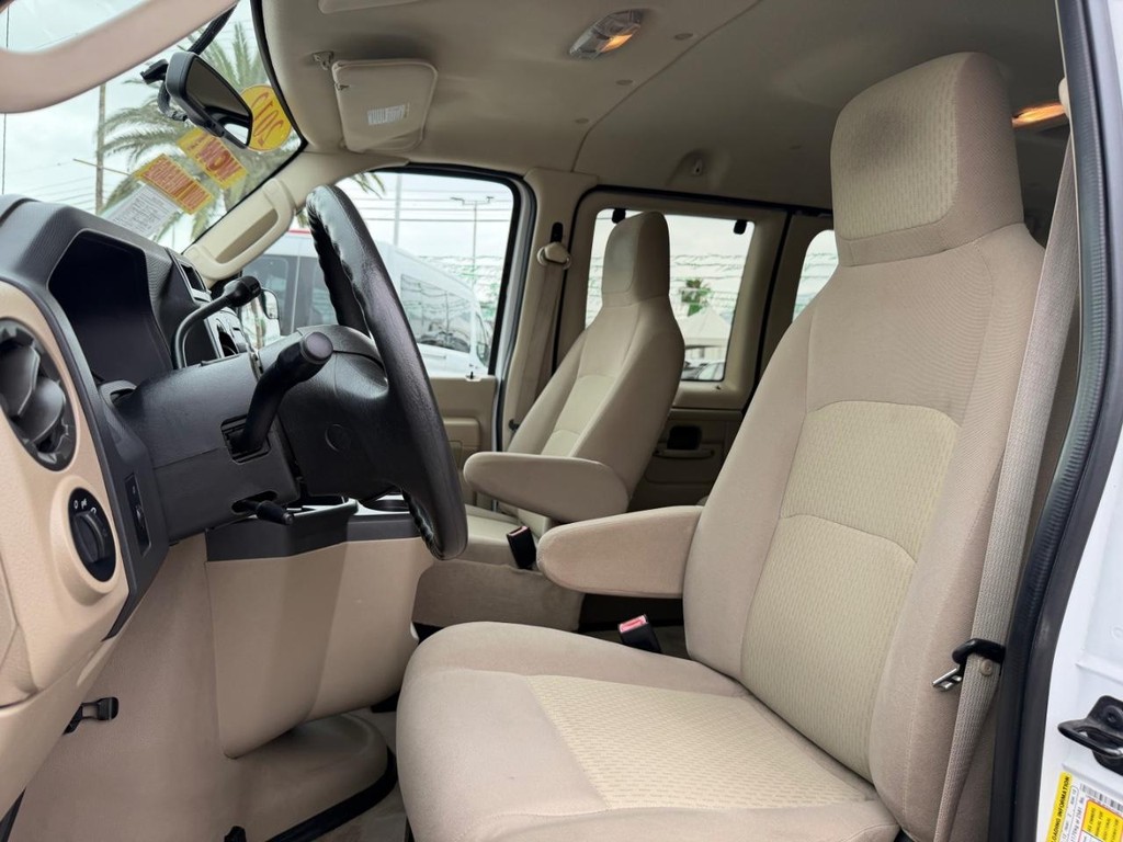 Ford E-350 XLT 12 Passenger Van Vehicle Full-screen Gallery Image 18