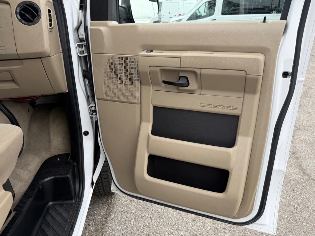 Ford E-350 XLT 12 Passenger Van Vehicle Full-screen Gallery Image 19
