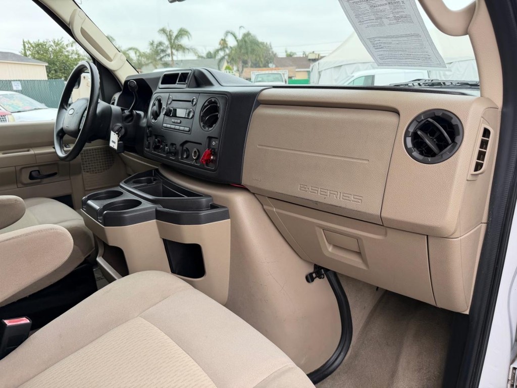 Ford E-350 XLT 12 Passenger Van Vehicle Full-screen Gallery Image 20