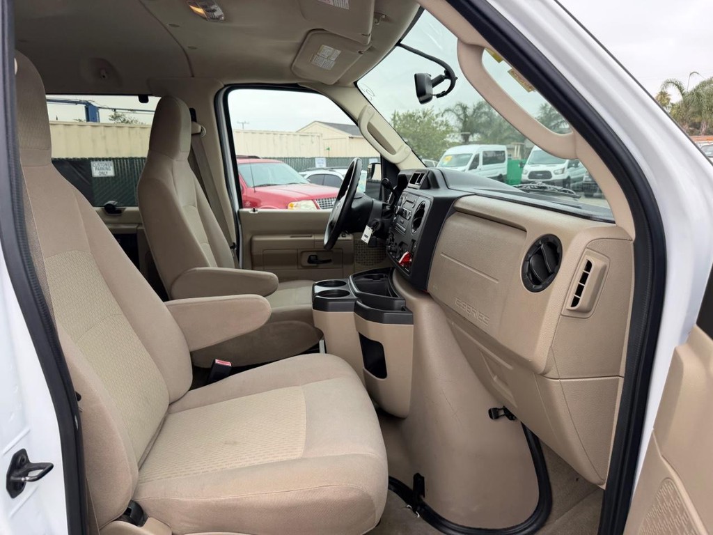 Ford E-350 XLT 12 Passenger Van Vehicle Full-screen Gallery Image 21