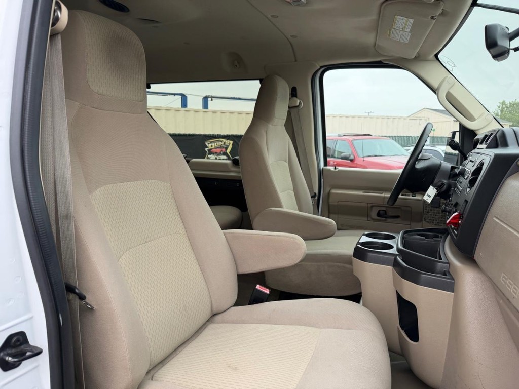 Ford E-350 XLT 12 Passenger Van Vehicle Full-screen Gallery Image 22