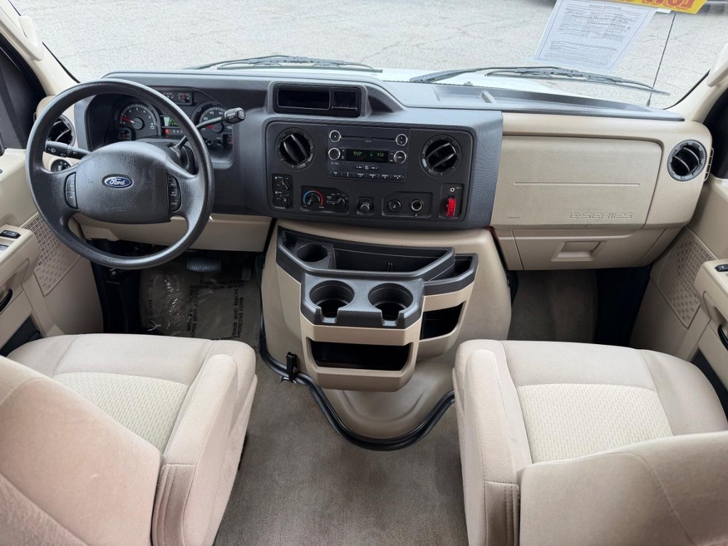 Ford E-350 XLT 12 Passenger Van Vehicle Full-screen Gallery Image 23