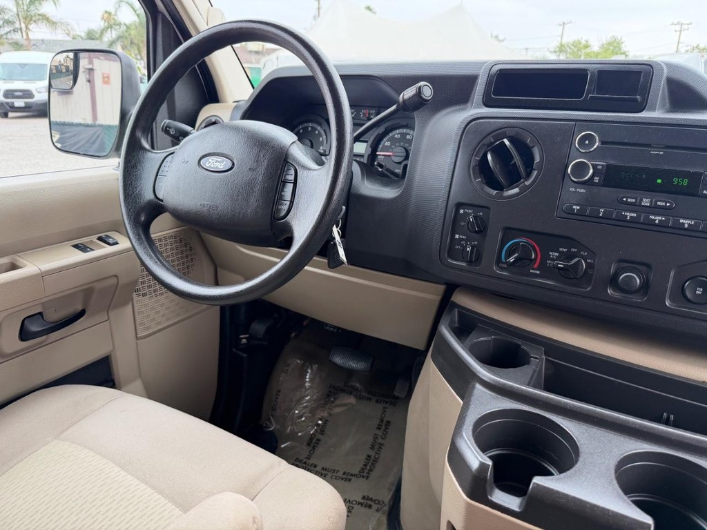 Ford E-350 XLT 12 Passenger Van Vehicle Full-screen Gallery Image 24
