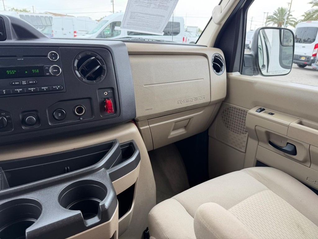 Ford E-350 XLT 12 Passenger Van Vehicle Full-screen Gallery Image 26