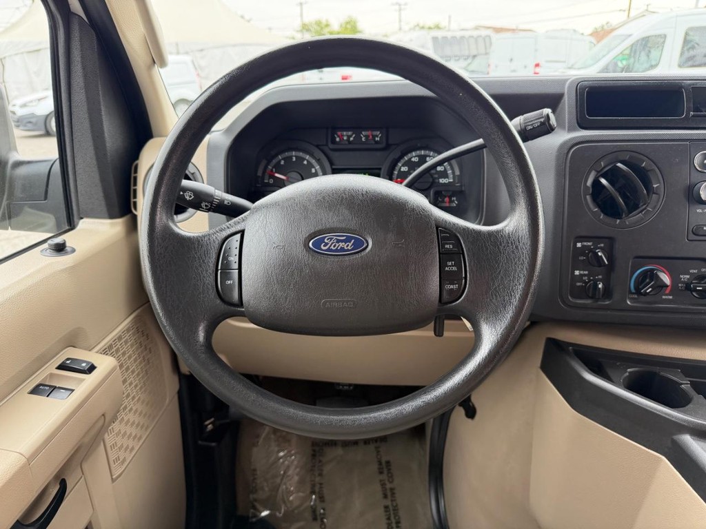 Ford E-350 XLT 12 Passenger Van Vehicle Full-screen Gallery Image 27