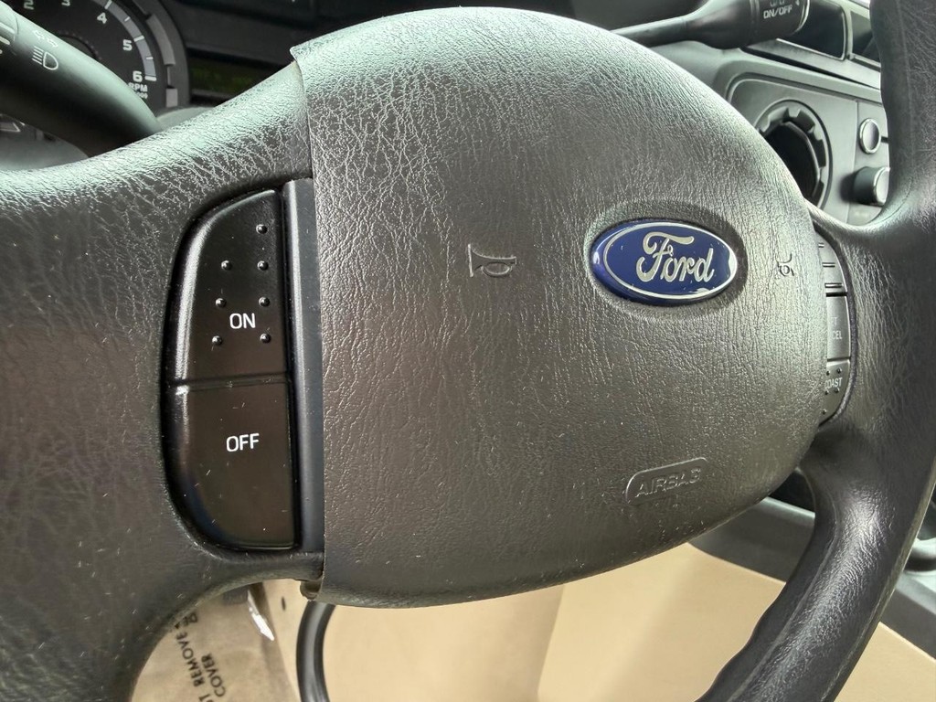 Ford E-350 XLT 12 Passenger Van Vehicle Full-screen Gallery Image 28