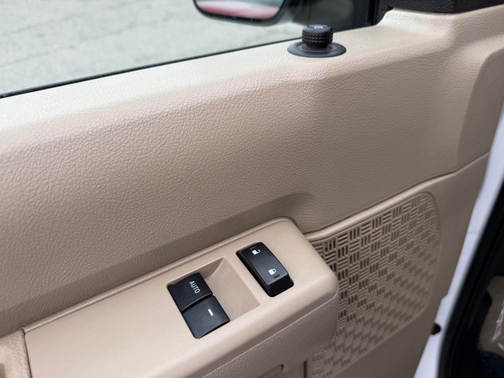 Ford E-350 XLT 12 Passenger Van Vehicle Full-screen Gallery Image 31