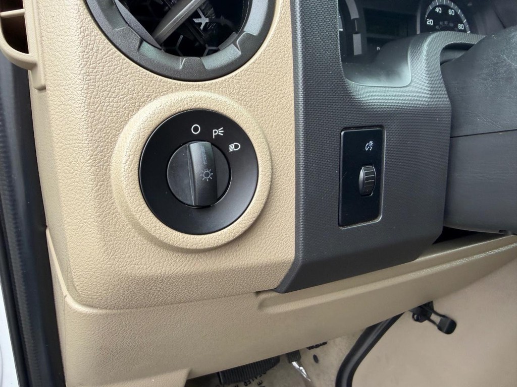Ford E-350 XLT 12 Passenger Van Vehicle Full-screen Gallery Image 32