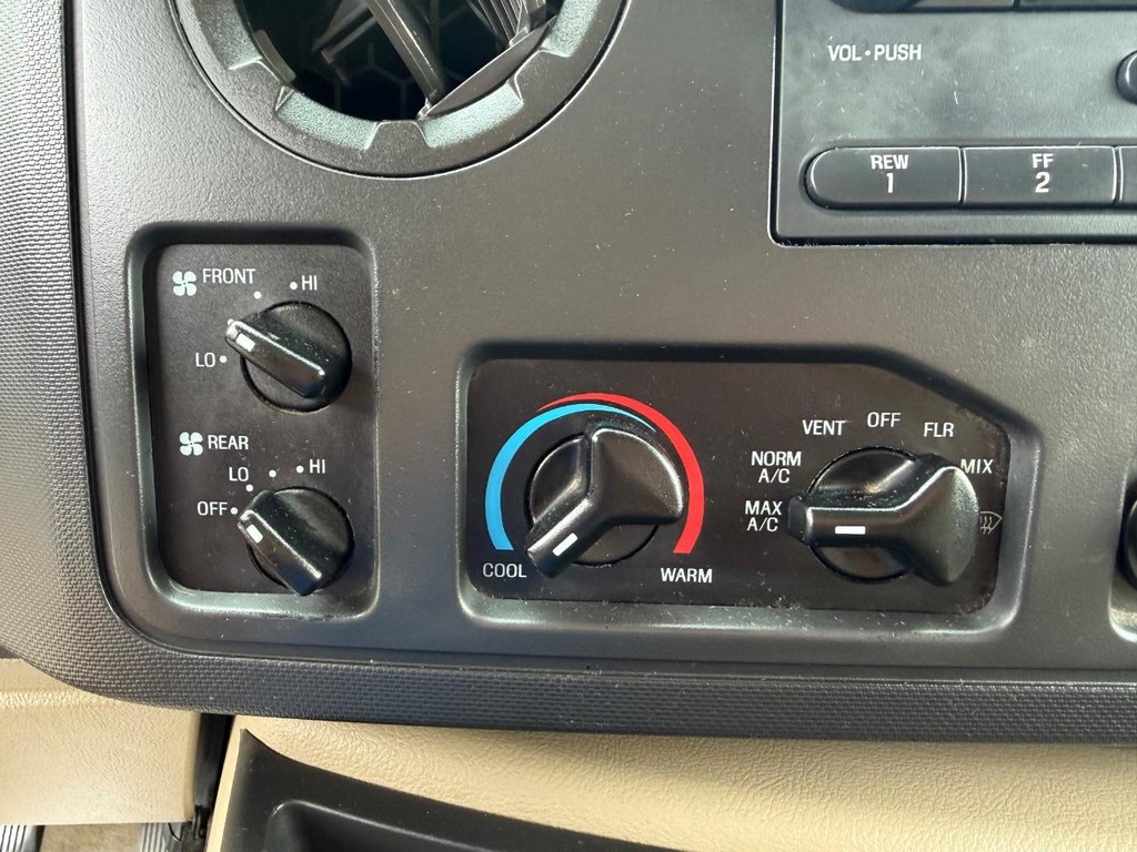 Ford E-350 XLT 12 Passenger Van Vehicle Full-screen Gallery Image 33