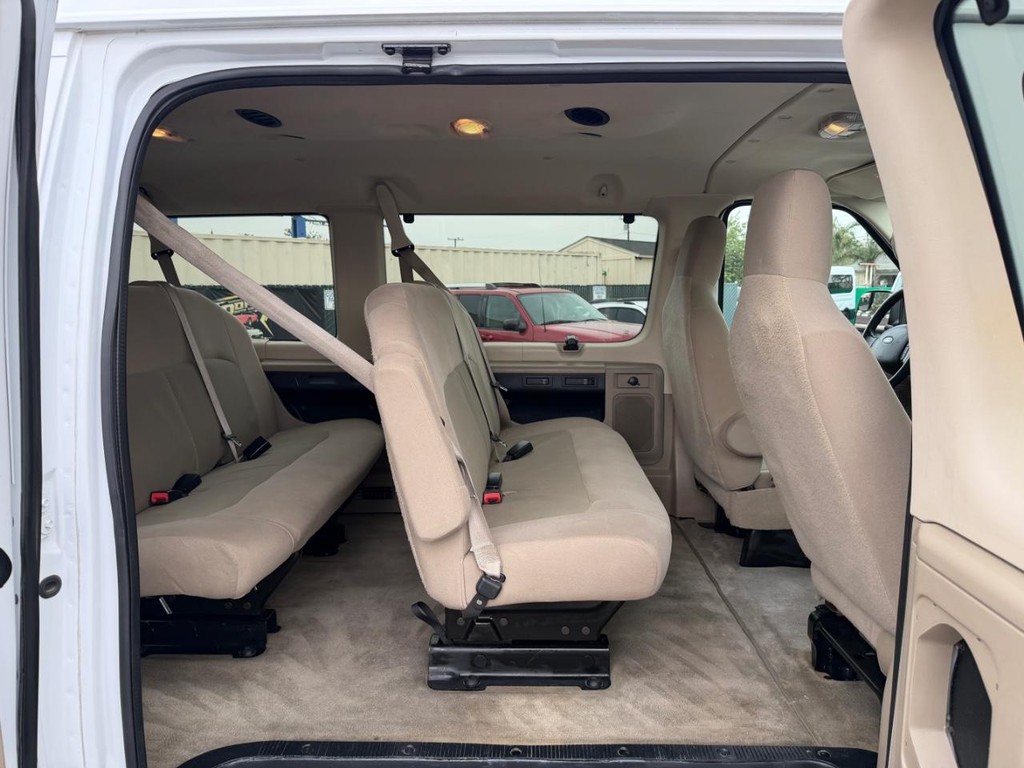 Ford E-350 XLT 12 Passenger Van Vehicle Full-screen Gallery Image 35
