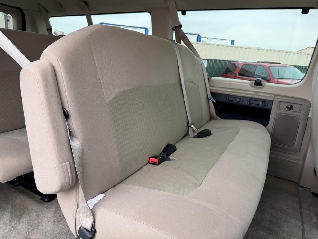 Ford E-350 XLT 12 Passenger Van Vehicle Full-screen Gallery Image 36
