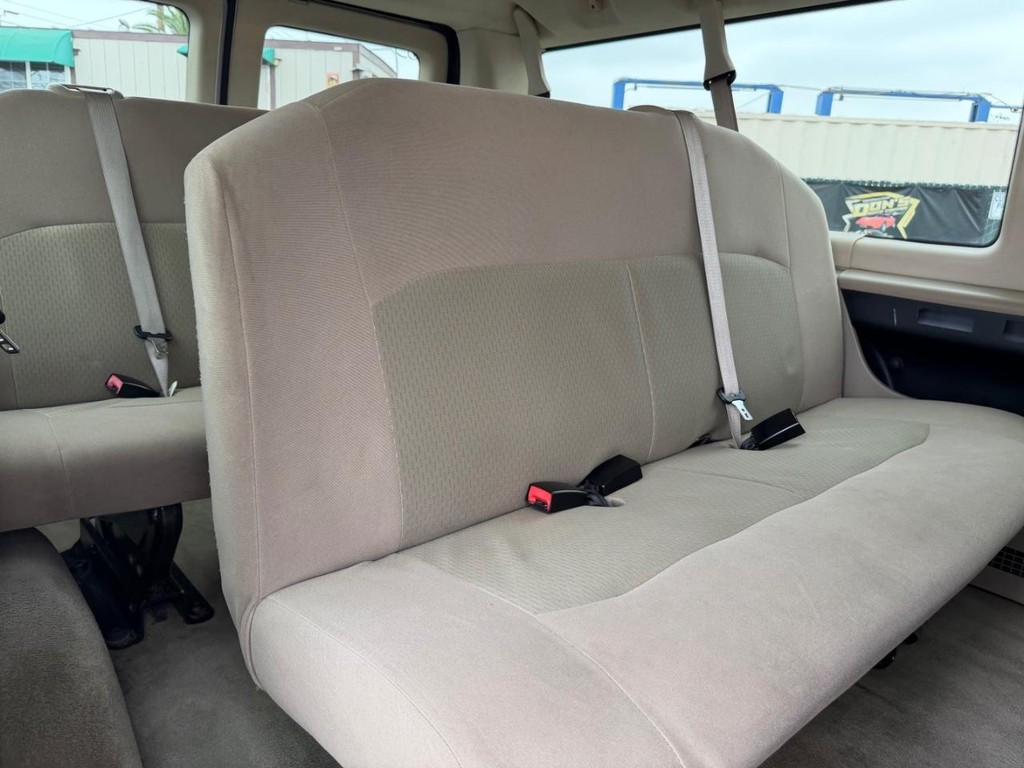 Ford E-350 XLT 12 Passenger Van Vehicle Full-screen Gallery Image 37
