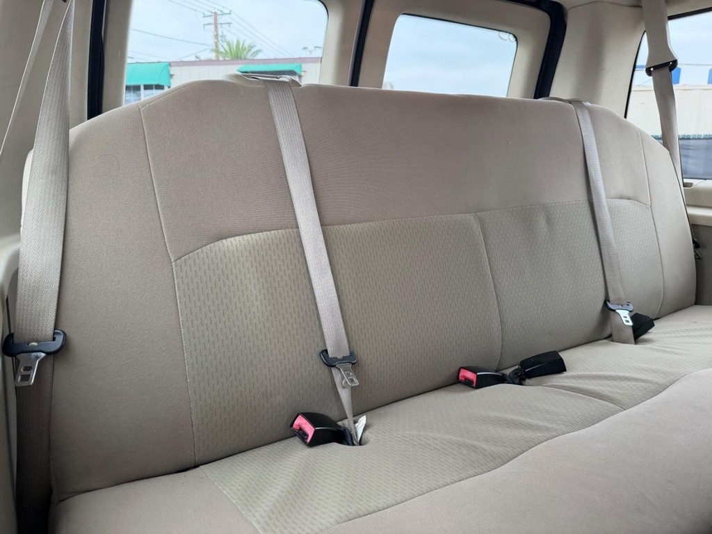 Ford E-350 XLT 12 Passenger Van Vehicle Full-screen Gallery Image 38