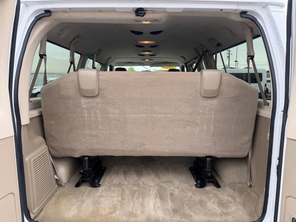 Ford E-350 XLT 12 Passenger Van Vehicle Full-screen Gallery Image 39