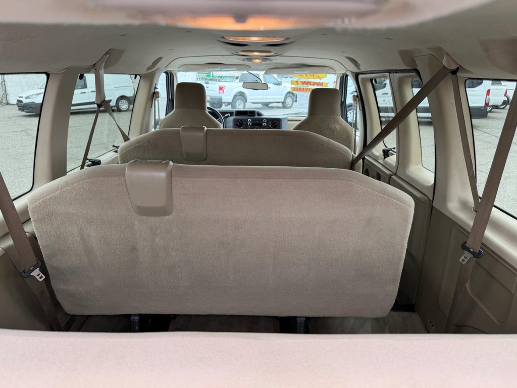Ford E-350 XLT 12 Passenger Van Vehicle Full-screen Gallery Image 40