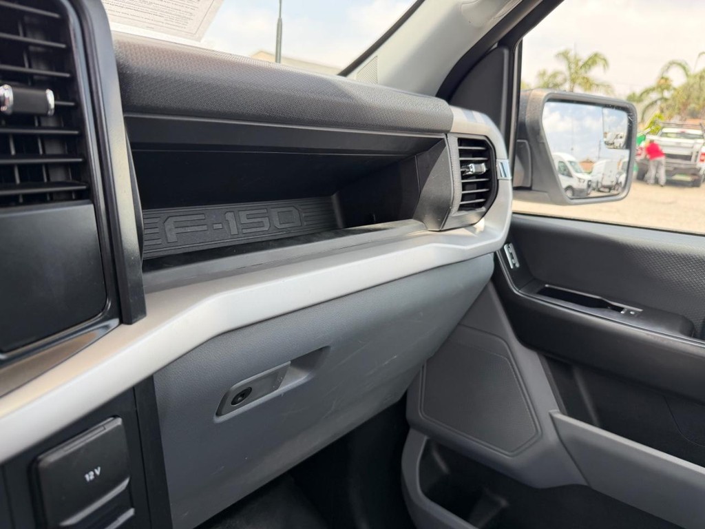 Ford F-150 Vehicle Full-screen Gallery Image 24