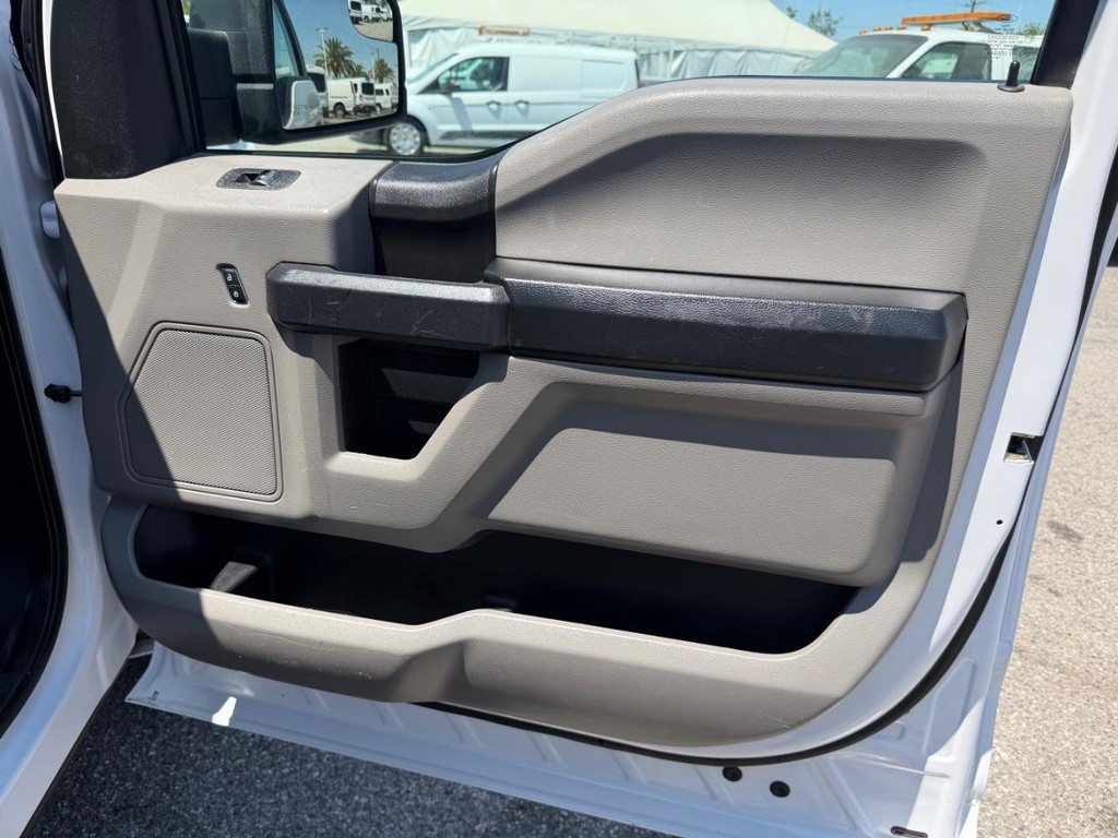 Ford F-150 Vehicle Full-screen Gallery Image 19