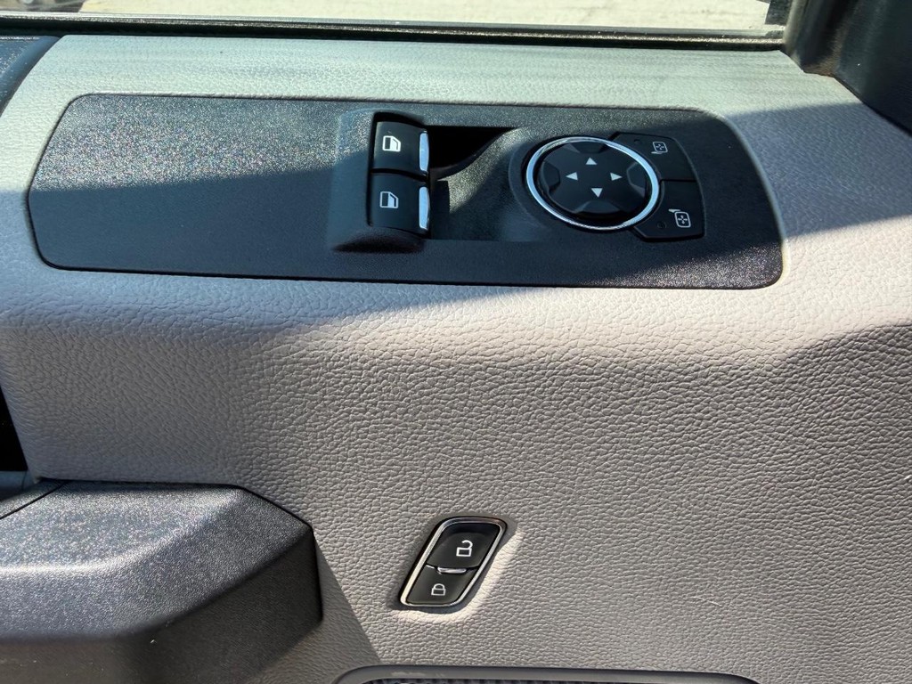 Ford F-150 Vehicle Full-screen Gallery Image 28