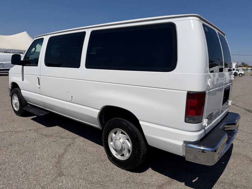Ford E-350 XLT 12 Passenger Van Vehicle Full-screen Gallery Image 09