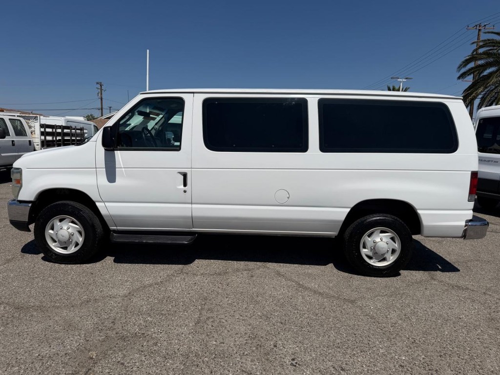 Ford E-350 XLT 12 Passenger Van Vehicle Full-screen Gallery Image 11