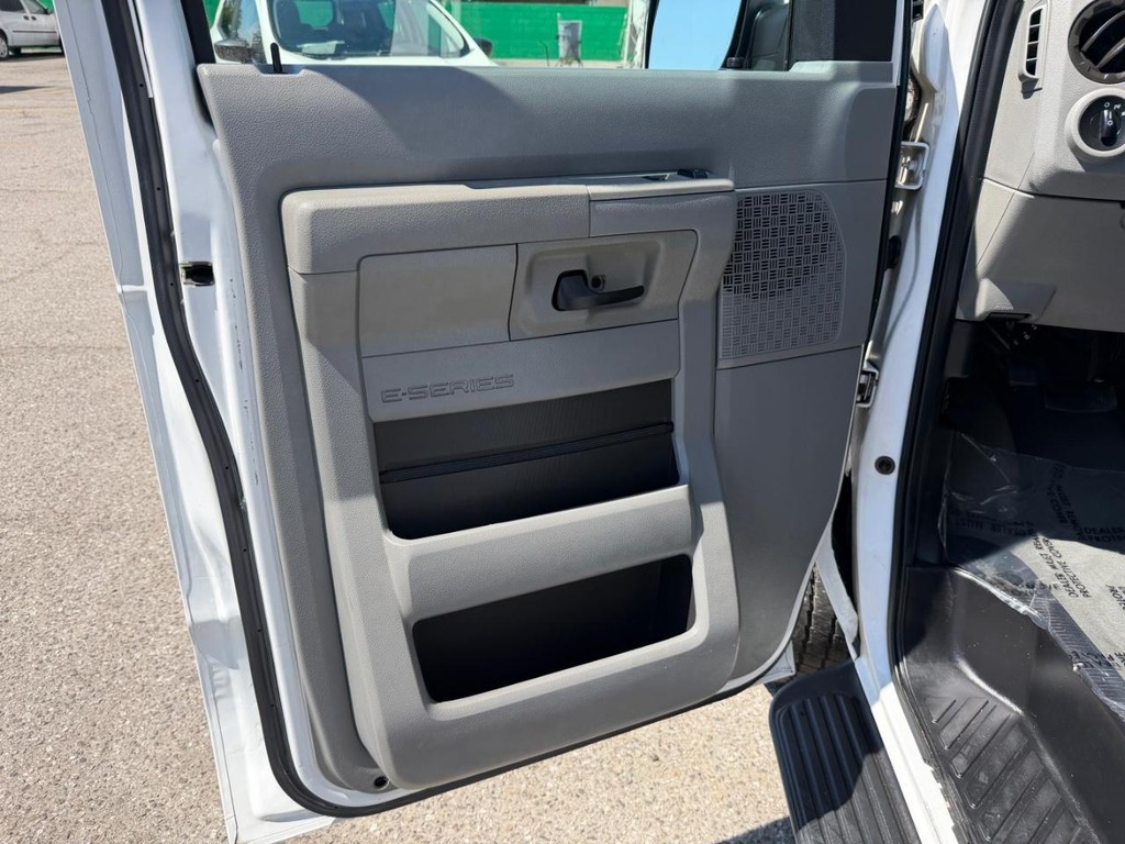 Ford E-350 XLT 12 Passenger Van Vehicle Full-screen Gallery Image 15