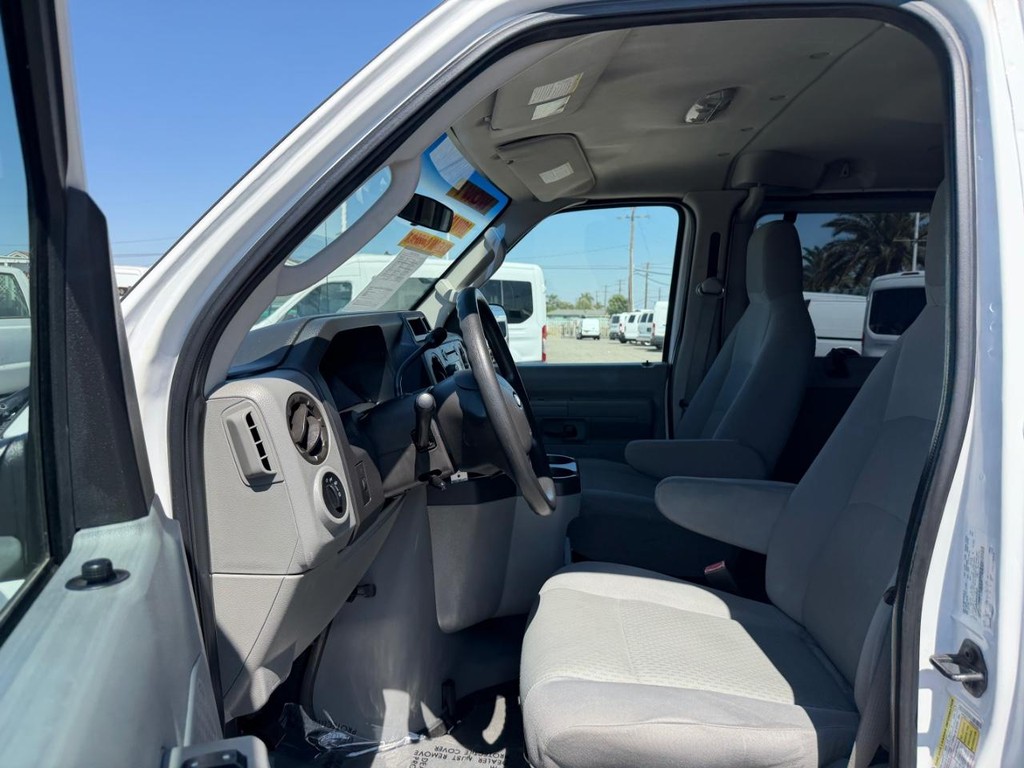 Ford E-350 XLT 12 Passenger Van Vehicle Full-screen Gallery Image 17