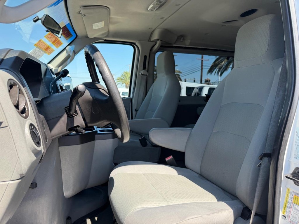 Ford E-350 XLT 12 Passenger Van Vehicle Full-screen Gallery Image 18