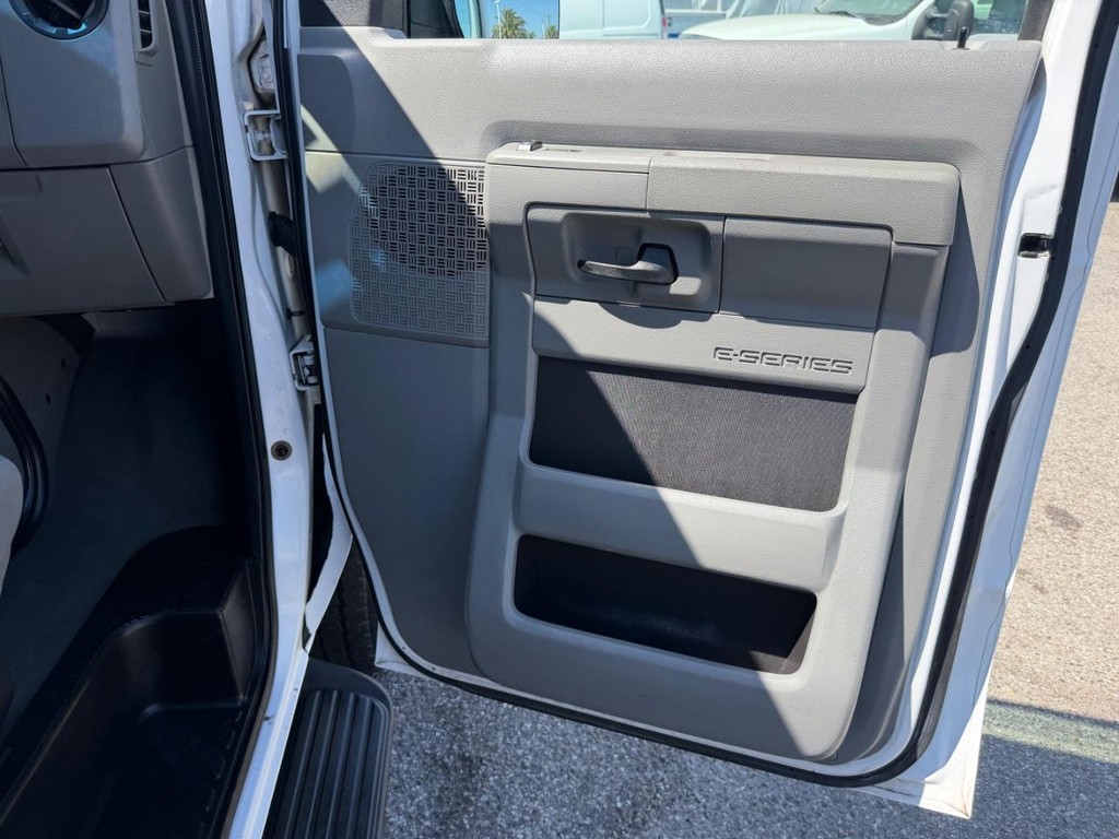 Ford E-350 XLT 12 Passenger Van Vehicle Full-screen Gallery Image 19