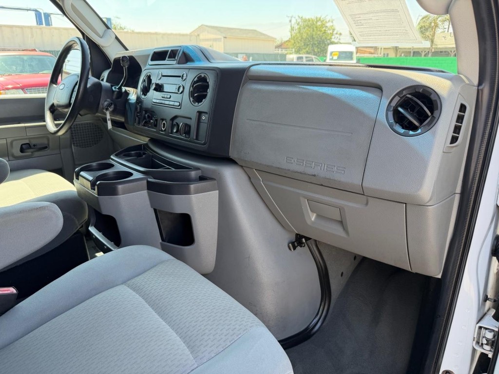Ford E-350 XLT 12 Passenger Van Vehicle Full-screen Gallery Image 20