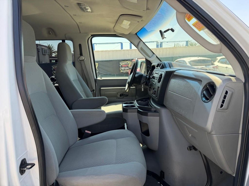 Ford E-350 XLT 12 Passenger Van Vehicle Full-screen Gallery Image 21