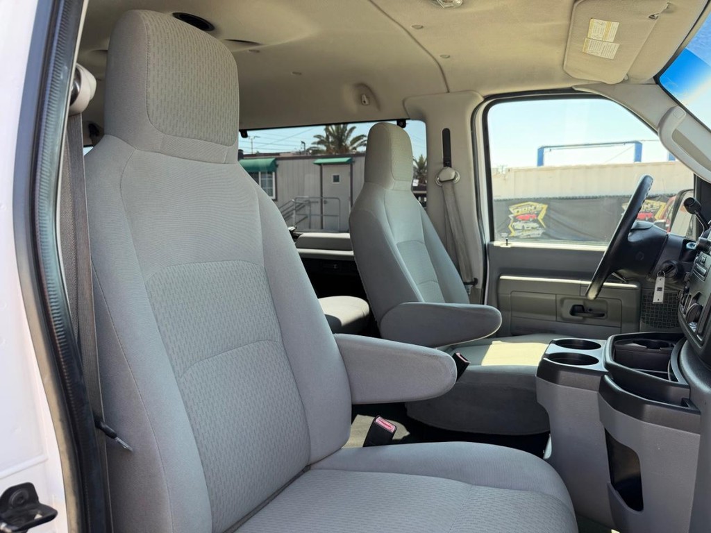 Ford E-350 XLT 12 Passenger Van Vehicle Full-screen Gallery Image 22