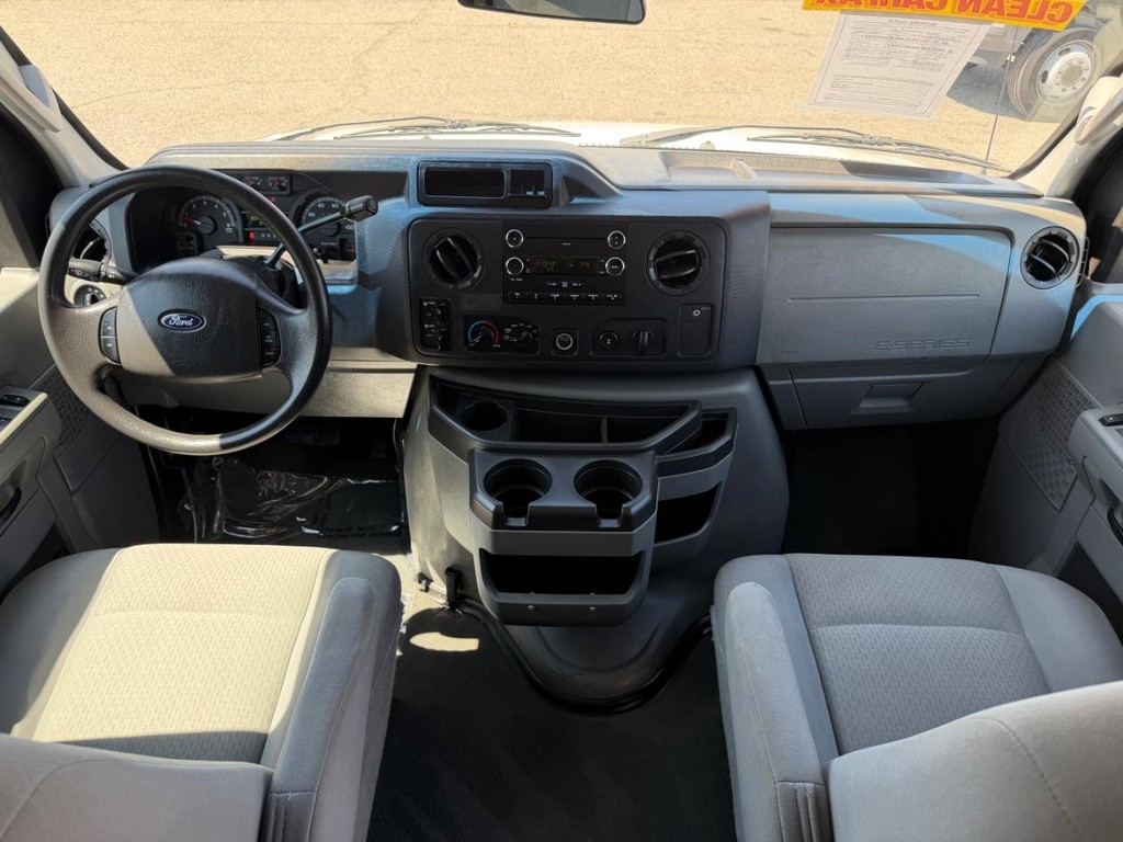 Ford E-350 XLT 12 Passenger Van Vehicle Full-screen Gallery Image 23
