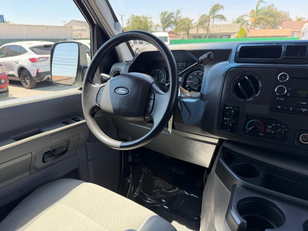 Ford E-350 XLT 12 Passenger Van Vehicle Full-screen Gallery Image 24