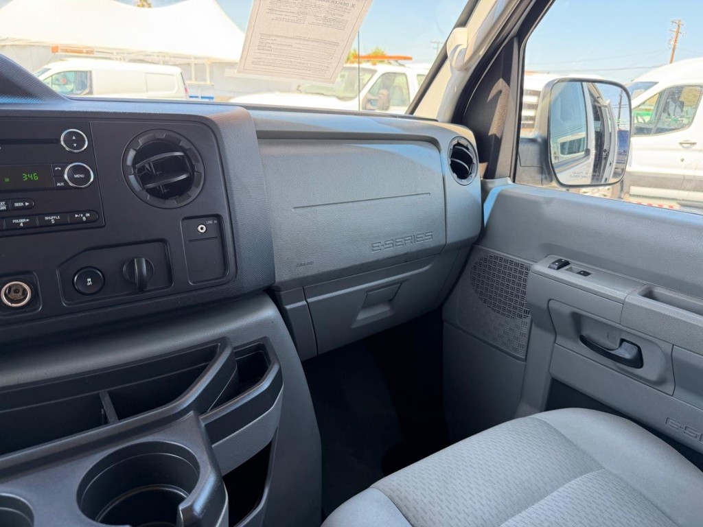 Ford E-350 XLT 12 Passenger Van Vehicle Full-screen Gallery Image 26