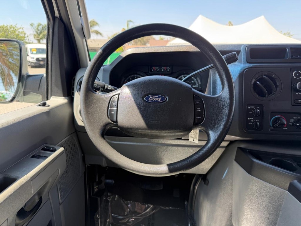 Ford E-350 XLT 12 Passenger Van Vehicle Full-screen Gallery Image 27