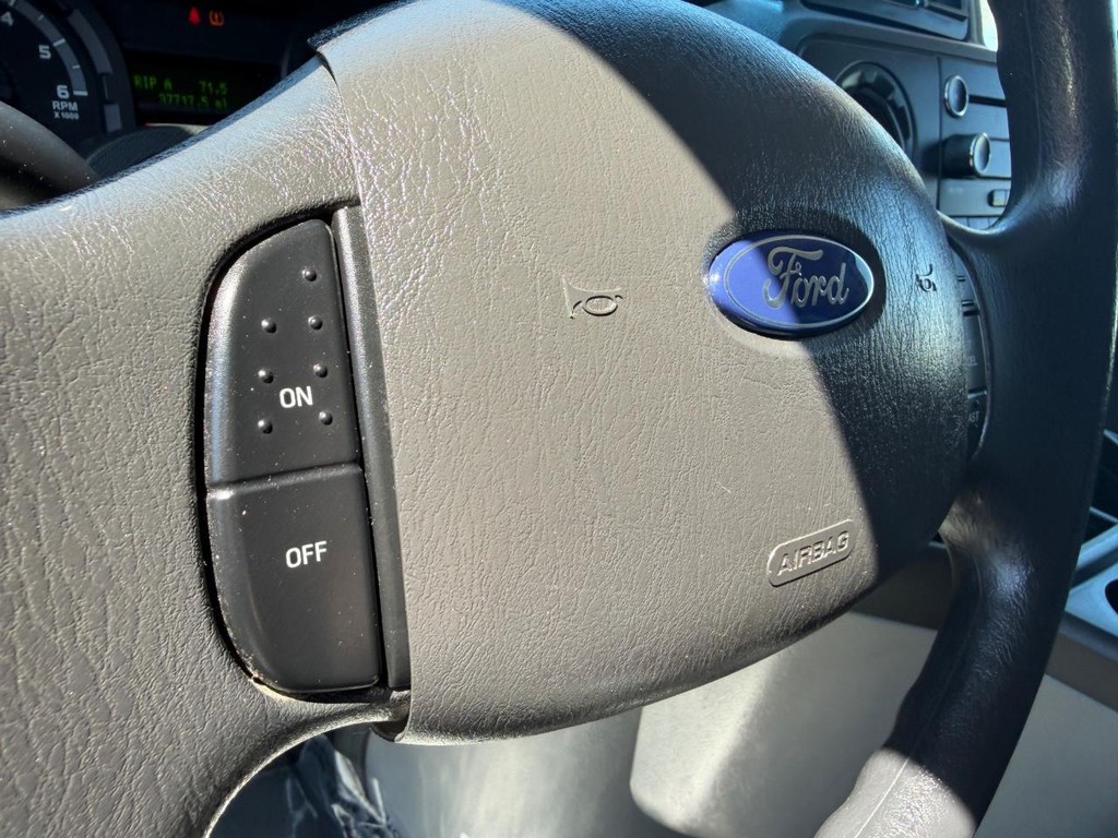 Ford E-350 XLT 12 Passenger Van Vehicle Full-screen Gallery Image 28