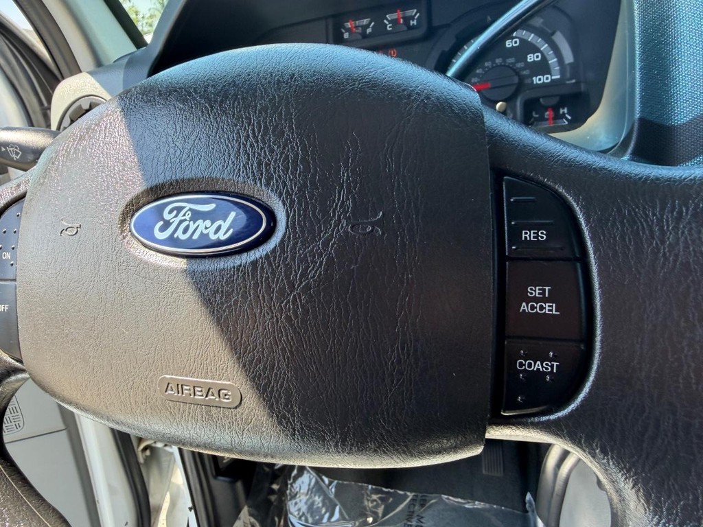 Ford E-350 XLT 12 Passenger Van Vehicle Full-screen Gallery Image 29