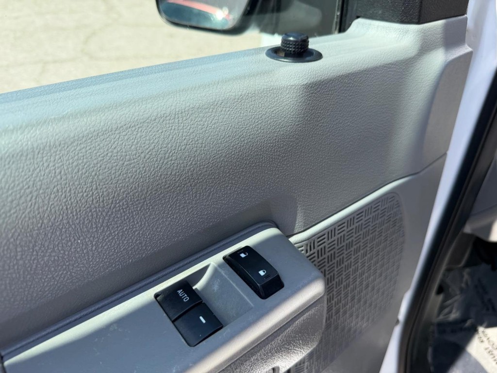 Ford E-350 XLT 12 Passenger Van Vehicle Full-screen Gallery Image 31
