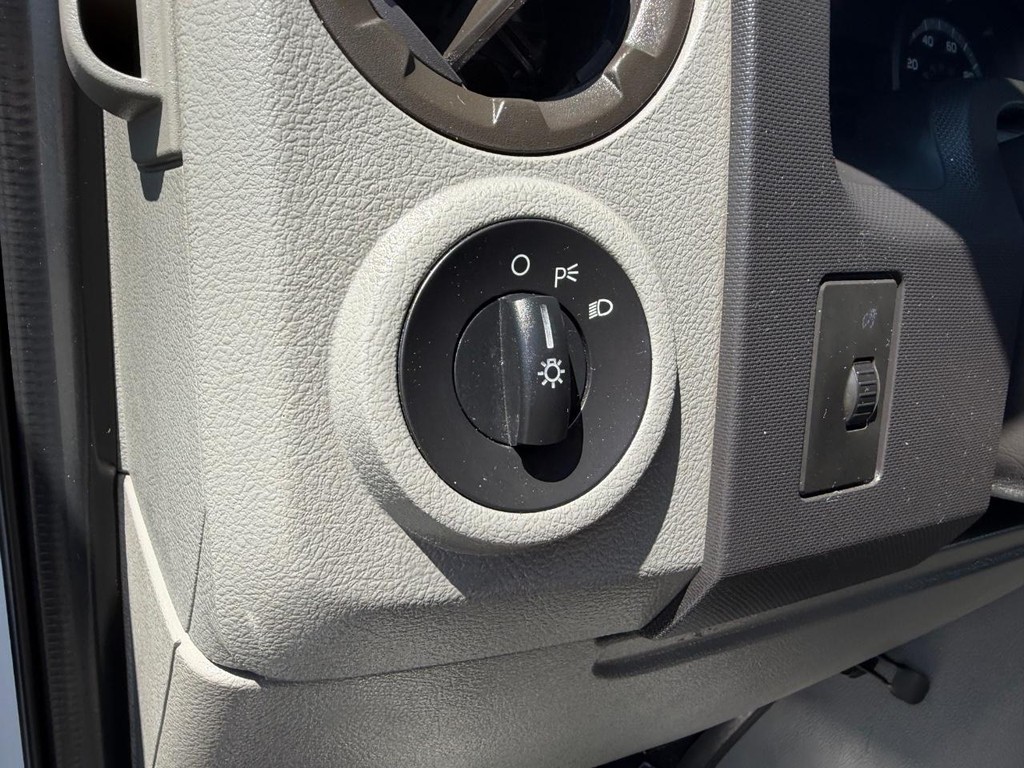 Ford E-350 XLT 12 Passenger Van Vehicle Full-screen Gallery Image 32