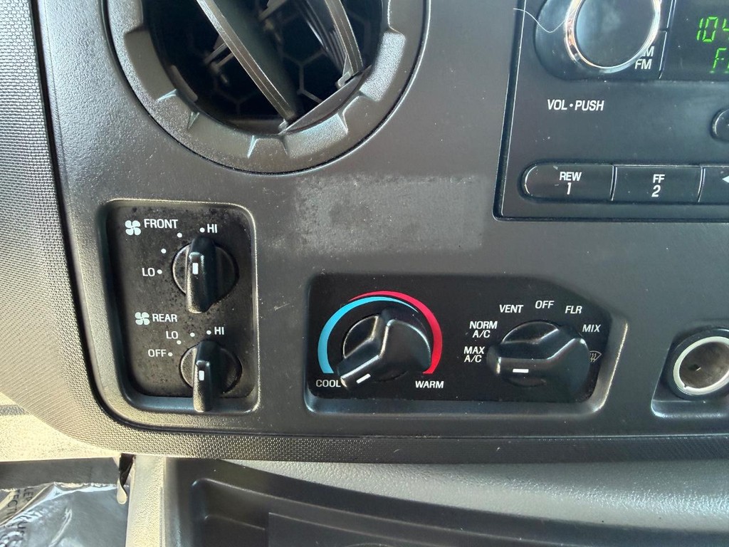 Ford E-350 XLT 12 Passenger Van Vehicle Full-screen Gallery Image 33