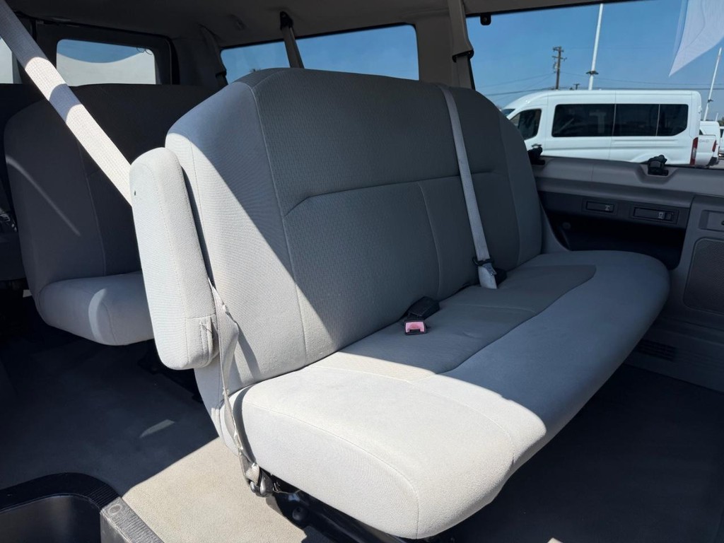 Ford E-350 XLT 12 Passenger Van Vehicle Full-screen Gallery Image 34