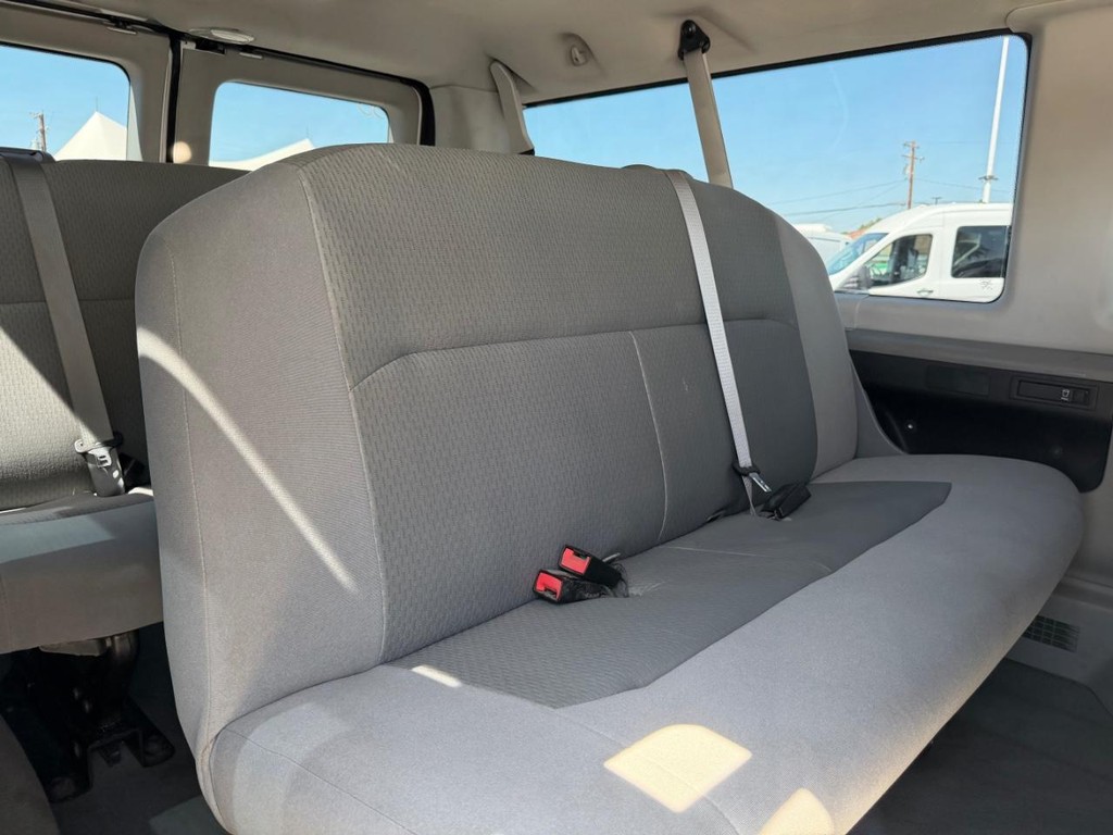 Ford E-350 XLT 12 Passenger Van Vehicle Full-screen Gallery Image 35